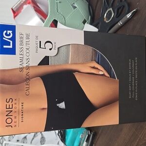 Jones New York Size L 5 Pack of Seamless Brief Underwear